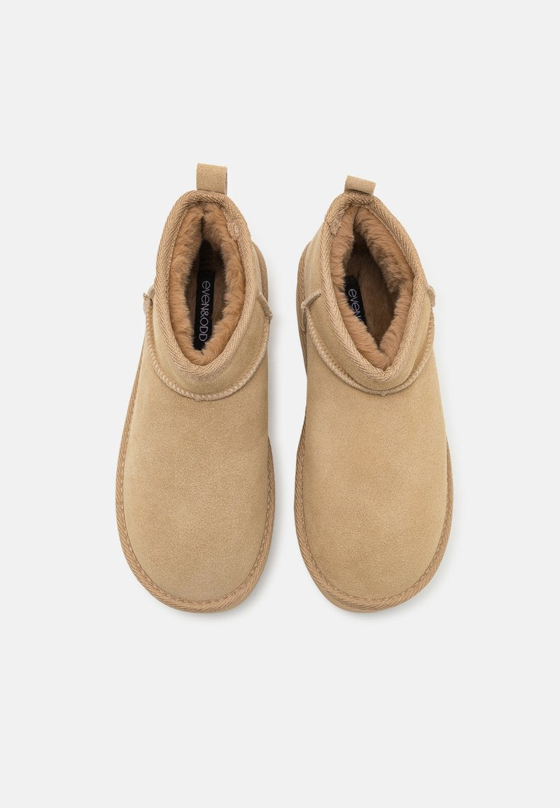 Beigefarbene, gefütterte Stiefeletten