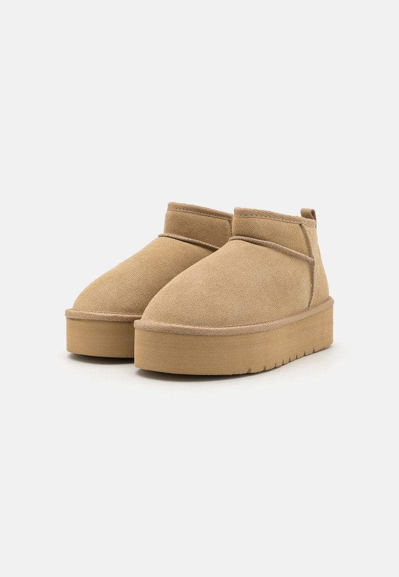 Beigefarbene, gefütterte Stiefeletten