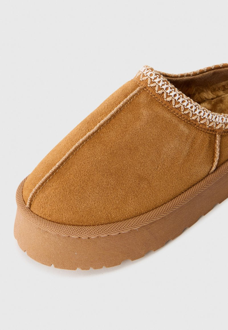 Gefütterte Pantoletten in Cognac